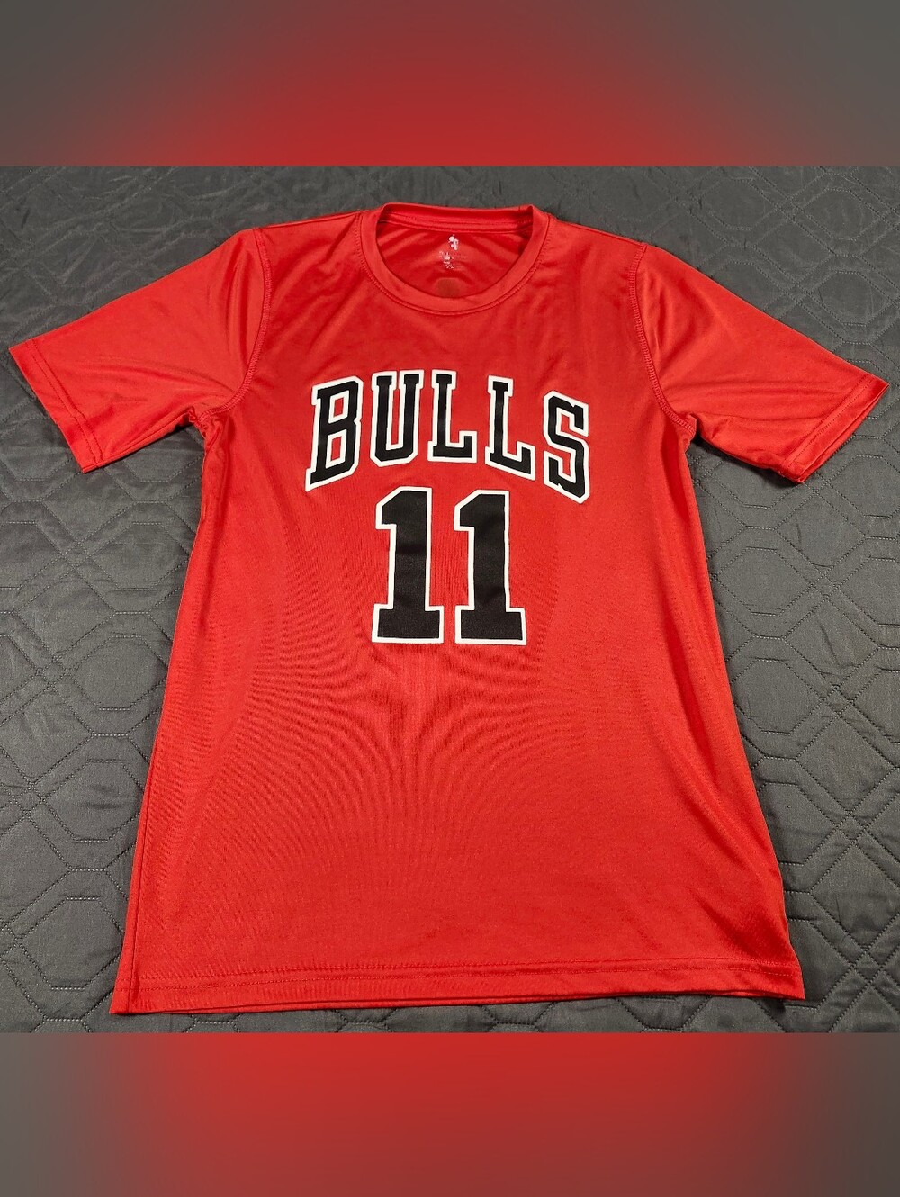 Red Chicago Bulls DeMar DeRozan #11 t-shirt youth-sized XL